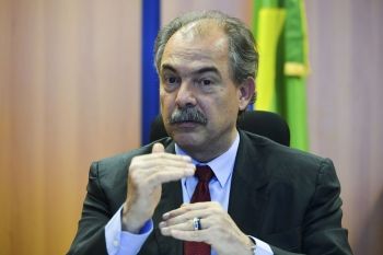 &ldquo;A educa&ccedil;&atilde;o n&atilde;o pode parar em tempos de crise", diz Mercadante