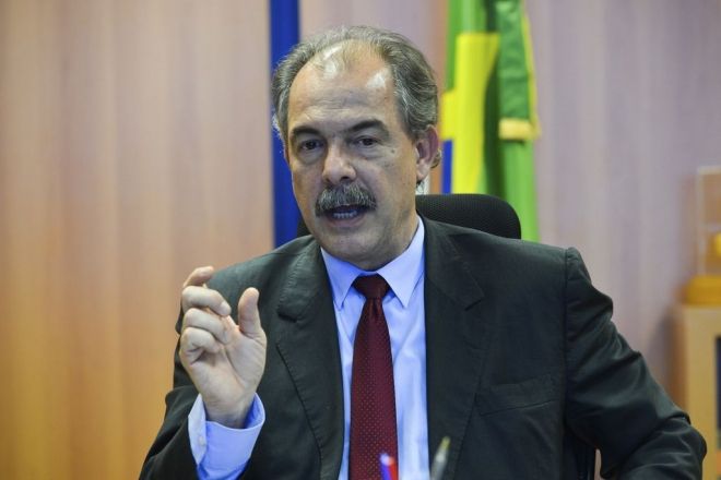 &ldquo;A educa&ccedil;&atilde;o n&atilde;o pode parar em tempos de crise", diz Mercadante