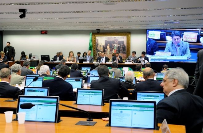 Bate-boca, cr&iacute;ticas e defesa de Dilma marcam 12 horas de debates na comiss&atilde;o de impeachment