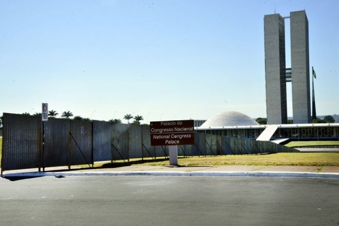 Grupos pró e contra impeachment montam acampamento em Brasília