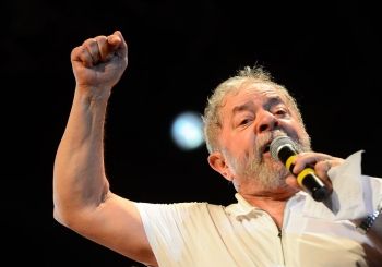 Lula minimiza derrota na comissão do impeachment durante ato no Rio