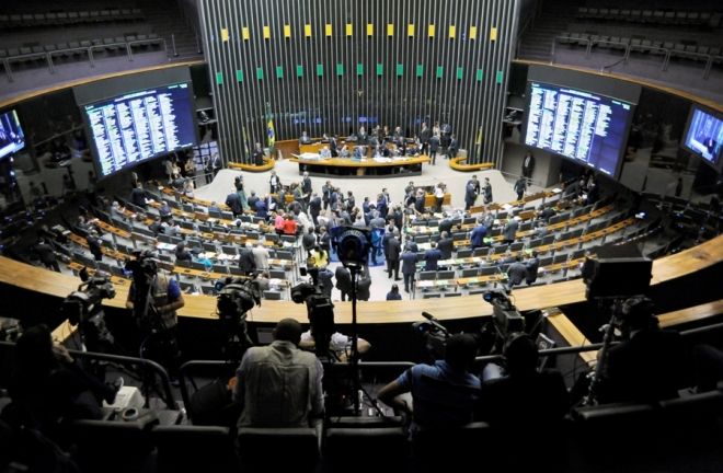 C&acirc;mara dos Deputados tem segundo dia de sess&otilde;es para votar impeachment de Dilma