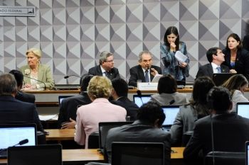 Comiss&atilde;o do impeachment aprova nomes que far&atilde;o defesa e acusa&ccedil;&atilde;o de Dilma