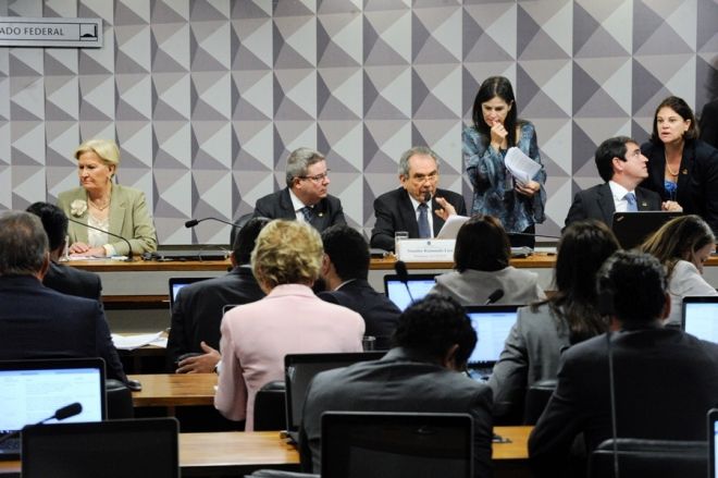 Comiss&atilde;o do impeachment aprova nomes que far&atilde;o defesa e acusa&ccedil;&atilde;o de Dilma
