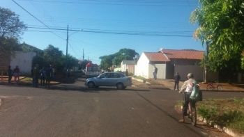 Carro capota após colisão e duas pessoas ficam feridas em Campo Grande
