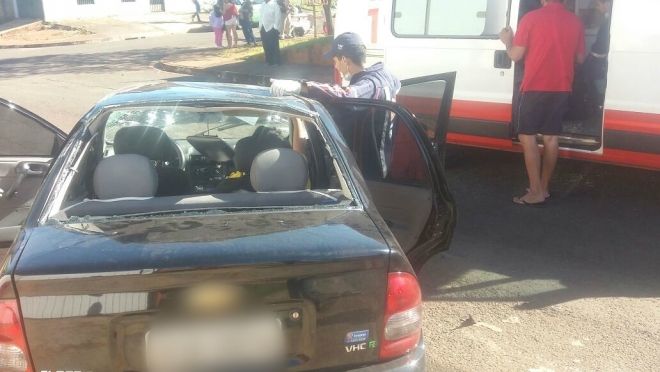 Carro capota após colisão e duas pessoas ficam feridas em Campo Grande