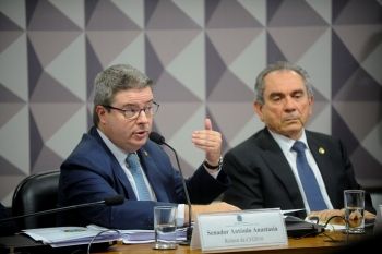 Em parecer, relator defende continuidade do processo de impeachment contra Dilma no Senado