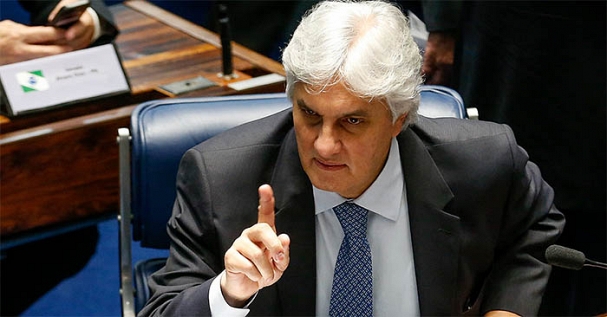 Delc&iacute;dio vai ao Senado defender seu mandato