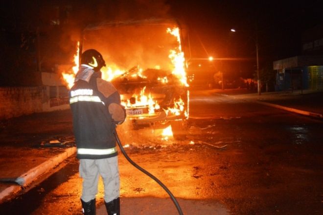 Ônibus escolar é incendiado em bairro de Coxim