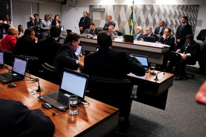 Comissão aprova relatório e Senado analisa cassação de Delcídio nesta terça