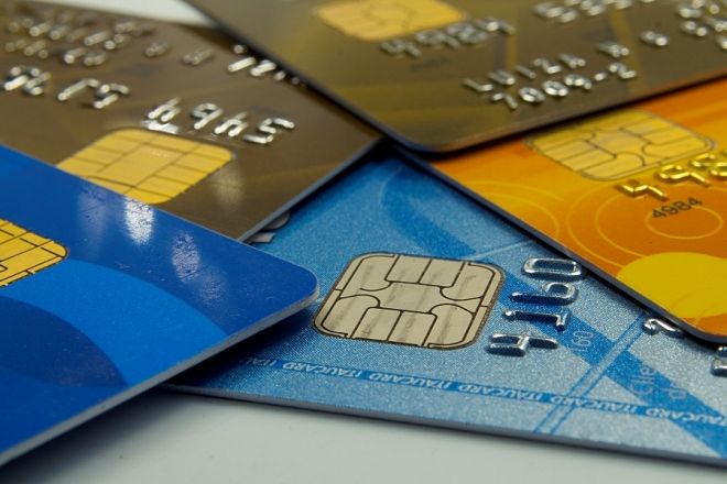 Foto ilustrativa de cartão de crédito, banco, juros, cartão