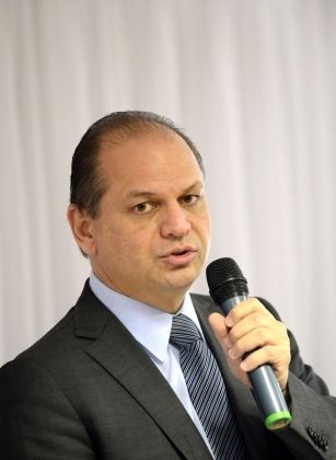 "Não há recursos para se dar tudo a todos", diz ministro da Saúde sobre SUS