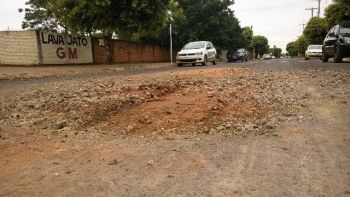 Em Três Lagoas, buraco que matou motociclista ainda oferece risco aos moradores