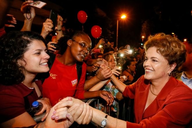 Dilma se emociona com recepção em MG e critica governo Temer