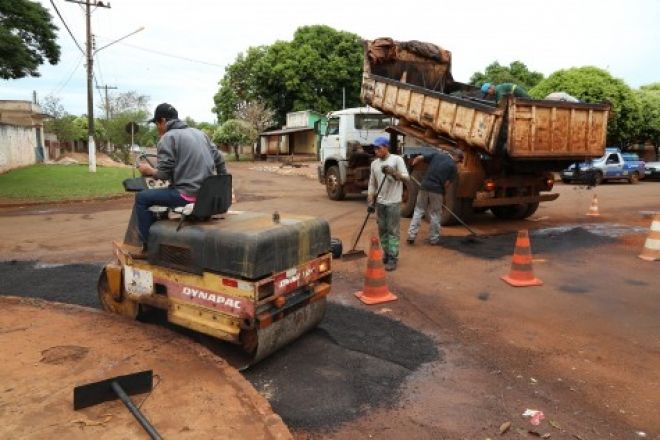 Chuvas atrapalham serviços de tapa-buracos e asfalto em Dourados