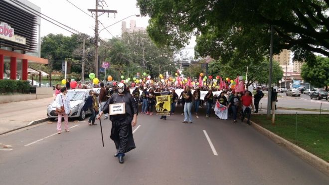 Professores realizam passeata pelas ruas da capital em dia marcado por protesto e paralisa&ccedil;&otilde;es