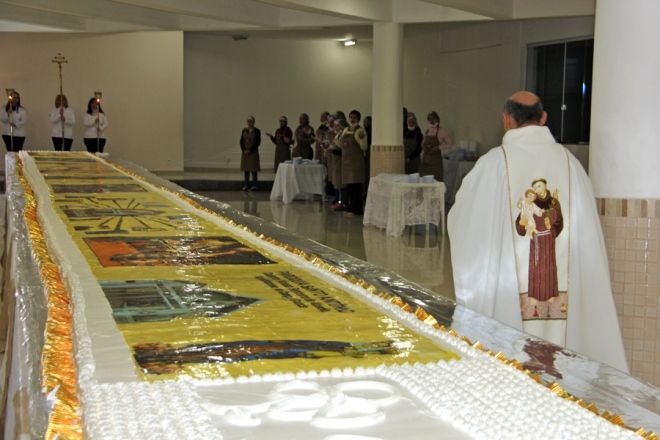 Tradicional bolo de Santo Ant&ocirc;nio atrai fi&eacute;is esperan&ccedil;osos