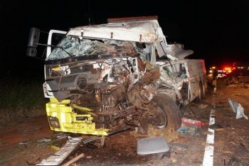 Homem morre ap&oacute;s colis&atilde;o entre tr&ecirc;s caminh&otilde;es na BR-163