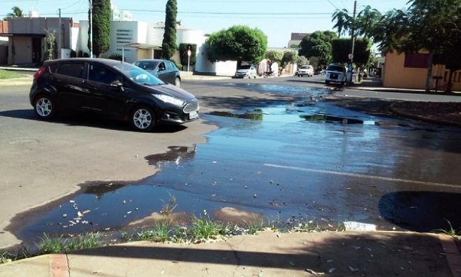 Moradora denuncia água suja que é jogada na área central de Três Lagoas