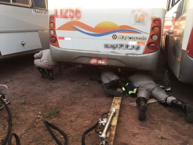 Bombeiros resgataram homem que ficou preso embaixo de ônibus em Três Lagoas