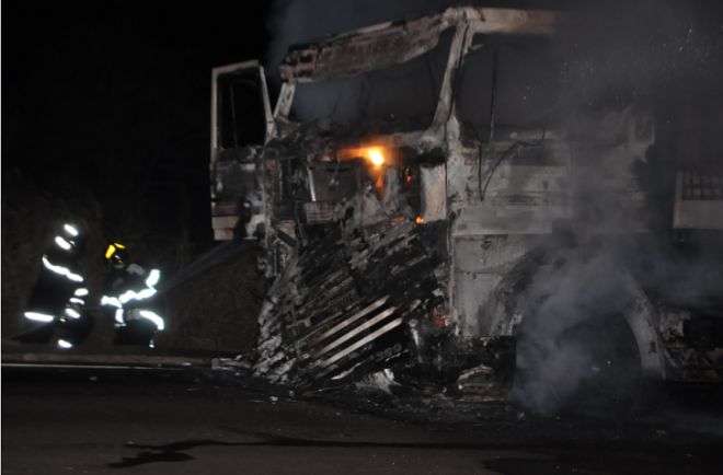 Cabine de carreta fica totalmente destruída após incêndio na BR-163