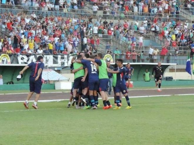 Jogadores do Sete comemoram gol na vitória sobre o Anápolis no Douradão
