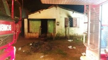 Residência no bairro Vila Haro é incendiada; veja o vídeo 