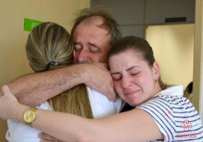 Fam&iacute;lia reencontra enfermeira que salvou jovem em ponto de &ocirc;nibus