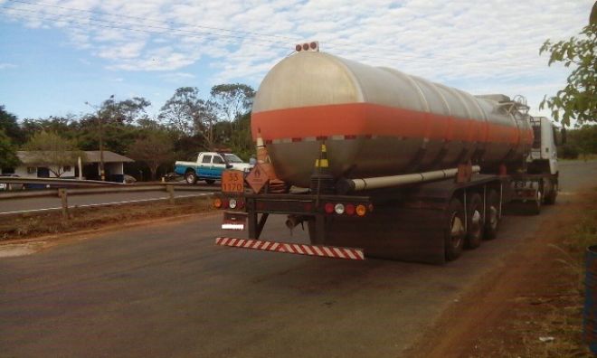 Empresa é multada em R$ 3 mil por transporte ilegal de 30 mil litros de etanol 