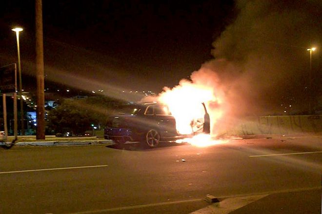 Carro pega fogo após se chocar com mureta de viaduto na Afonso Pena