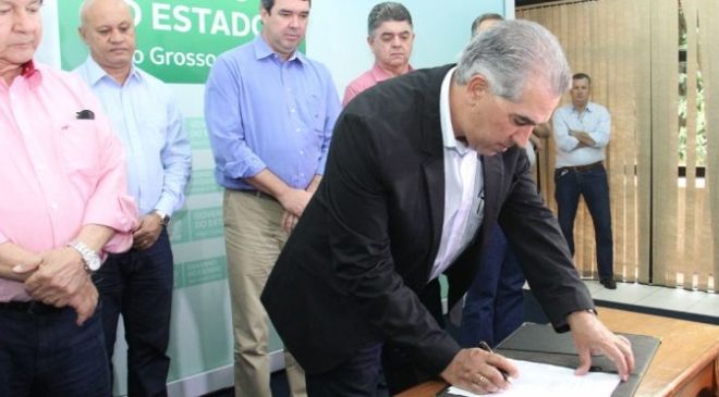 Mais de 26 mil servidores públicos estaduais são beneficiados com adequação salarial