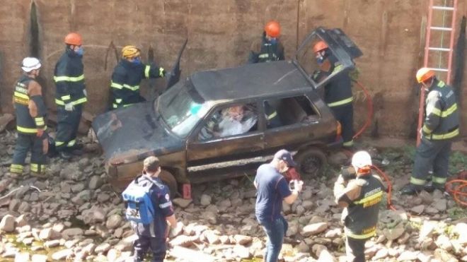 Bombeiros simulam acidente com carro que caiu dentro de córrego em Campo Grande