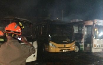 Ônibus são incendiados em garagem municipal após rebelião em presídio
