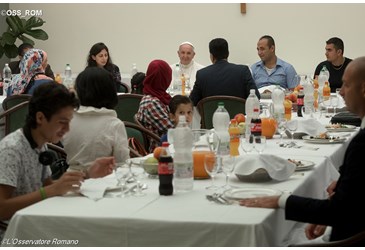 Papa almoça com refugiados sírios no Vaticano