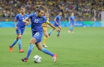  Brasil vence nos pênaltis e avança para semifinal