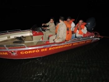 Pescadores são resgatados pelo Corpo de Bombeiros na Rio Paraná 