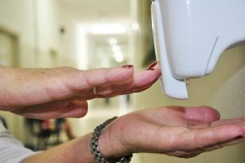Lei sancionada obriga com&eacute;rcio a oferecer locais para higieniza&ccedil;&atilde;o das m&atilde;os