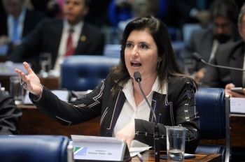 Simone Tebet questiona Dilma Rousseff sobre pedaladas fiscais durante julgamento