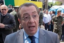 Popula&ccedil;&atilde;o em massa prestigia Desfile na Capital e aproveitam para protestar