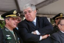 Popula&ccedil;&atilde;o em massa prestigia Desfile na Capital e aproveitam para protestar