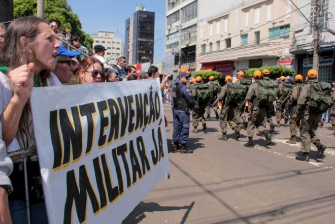 Popula&ccedil;&atilde;o em massa prestigia Desfile na Capital e aproveitam para protestar