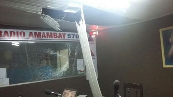Bomba é arremessada contra rádio de Pedro Juan e fere duas pessoas