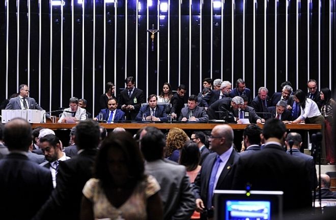 Câmara abre sessão para cassação de Cunha, mas suspende por falta de quórum