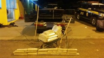 Maconha é encontrada em assoalho de Voyage durante abordagem policial