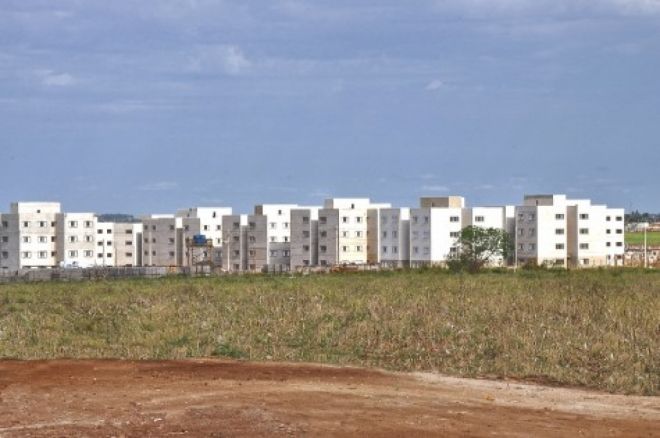 Governo e prefeitura entregam 800 casas em Dourados