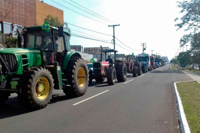 Produtores rurais realizam protesto em frente à Governadoria