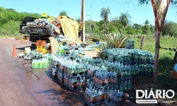 Caminhão tomba e espalha carga de refrigerantes na entrada de Corumbá
