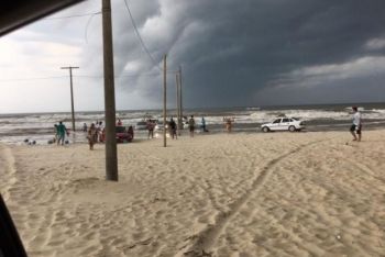 Santa Catarina &eacute; atingida por &ldquo;tsunami&rdquo; e temporal deixa uma crian&ccedil;a morta