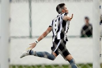 Botafogo vence Santa Cruz e se firma no G6 do Brasileirão