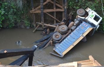 Após ponte de madeira ceder caminhão caçamba cai no Rio Coxim